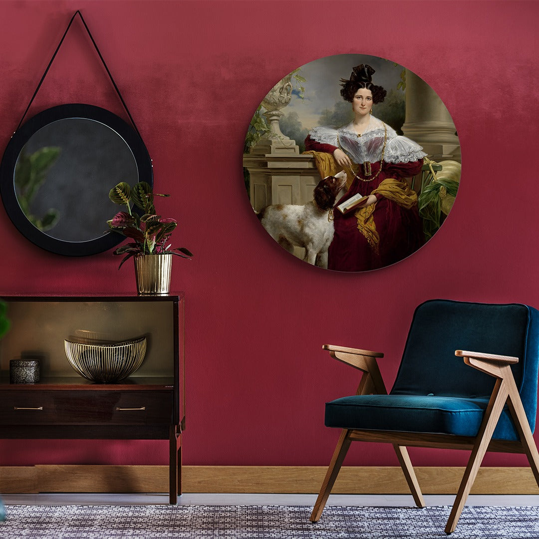 Rundes Porträt von Alida Christina Assink an einer roten Wand im Wohnzimmer