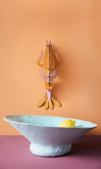 3D Wanddekoration Bernstein Langoustine an einer Orangenen Wand 