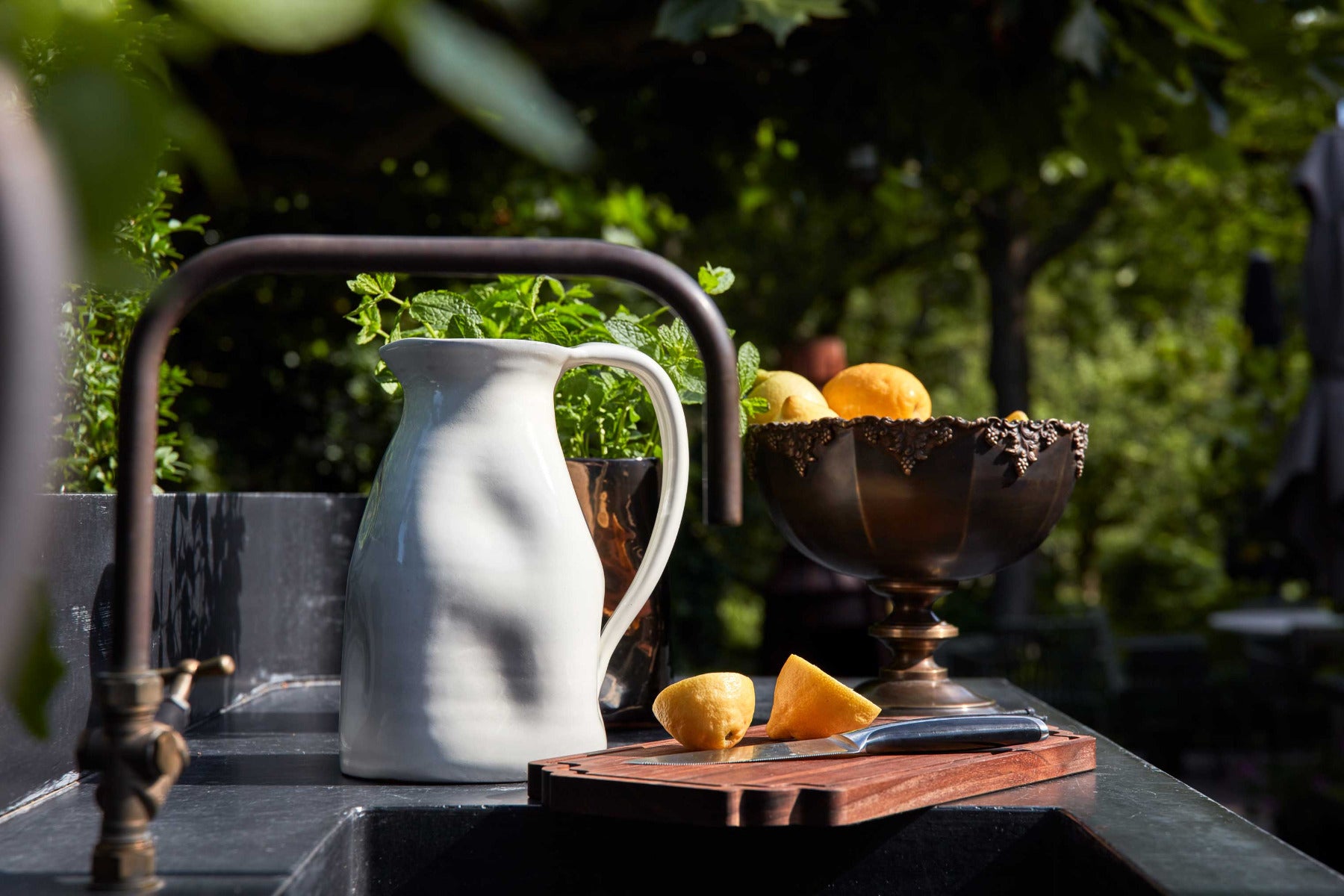 Weiße Designer Keramik Karaffe mit unebenen Flächen draußen mit Picknik