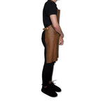 Große braune Lederschürze an einem Mann seitliche Sicht