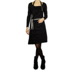 Frau trägt Schwarze Kord-Schürze