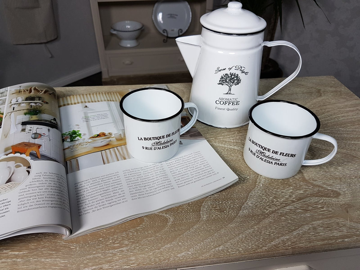 Schöner Becher aus Emaille mit dem Aufdruck