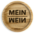 Eingekerbter Holzuntersetzer mit dem aufgedruckten Spruch „MEIN WEIN"