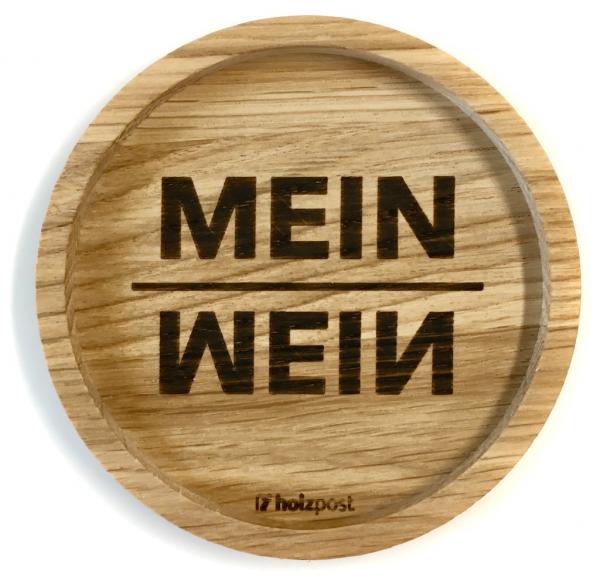 Eingekerbter Holzuntersetzer mit dem aufgedruckten Spruch „MEIN WEIN"