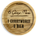 Eingekerbter Holzuntersetzer mit dem aufgedruckten Spruch „6 Gänge Menü - 1 Currywurst, 5 Bier"