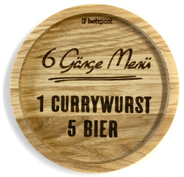 Eingekerbter Holzuntersetzer mit dem aufgedruckten Spruch „6 Gänge Menü - 1 Currywurst, 5 Bier"