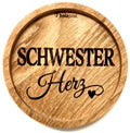 Eingekerbter Holzuntersetzer mit dem aufgedruckten Spruch „Schwester Herz"