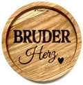 Eingekerbter Holzuntersetzer mit dem aufgedruckten Spruch „BRUDER Herz"