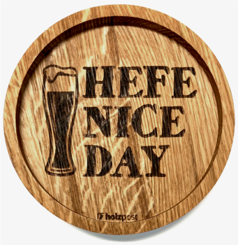 Eingekerbter Holzuntersetzer mit dem aufgedruckten Spruch „Hefe nice day" und einem Bierglas