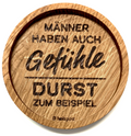 Eingekerbter Holzuntersetzer mit dem aufgedruckten Spruch „Männer haben auch Gefühle - Durst zum Beispiel"