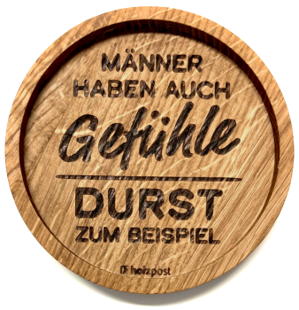 Eingekerbter Holzuntersetzer mit dem aufgedruckten Spruch „Männer haben auch Gefühle - Durst zum Beispiel"