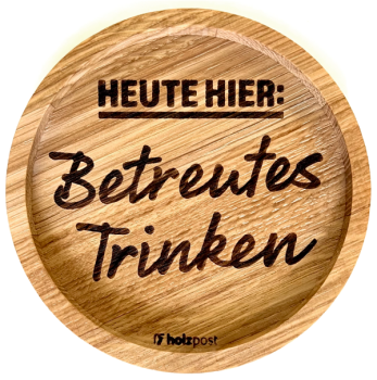 Eingekerbter Holzuntersetzer mit dem aufgedruckten Spruch „Heute Hier: Betreutes Trinken"