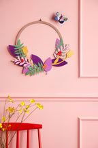 Die Wanddekoration Blütenkranz an einer Wand mit dem Schmetterling