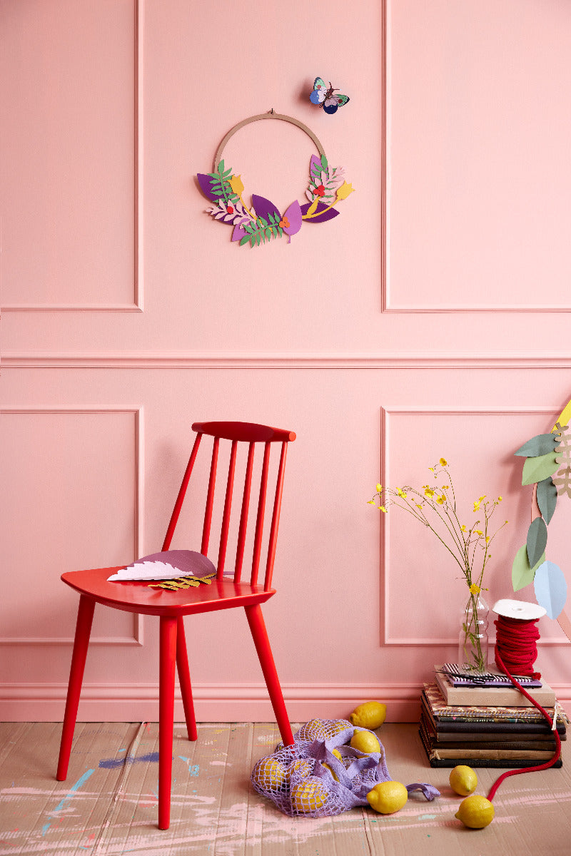 Die Wanddekoration Blütenkranz an einer Wand mit dem Schmetterling fernaufnahme