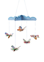 Ein Baby Mobile mit Wolken und fliegenden Schmetterlingen