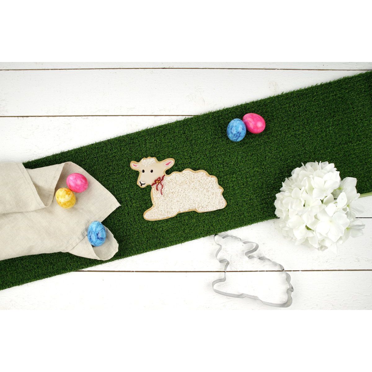 Die Lamm Ausstechform und ein Plätzchen, dass daraus hergestellt wurde