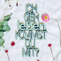 Türkiser Dekorations Holzschriftzug mit dem Text "Ich geh leben. kommst du mit?"