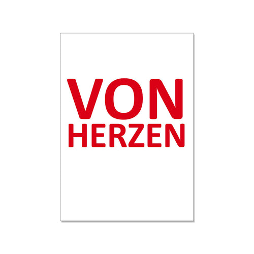 Weiße Postkarte mit roter Aufschrift "VON HERZEN"