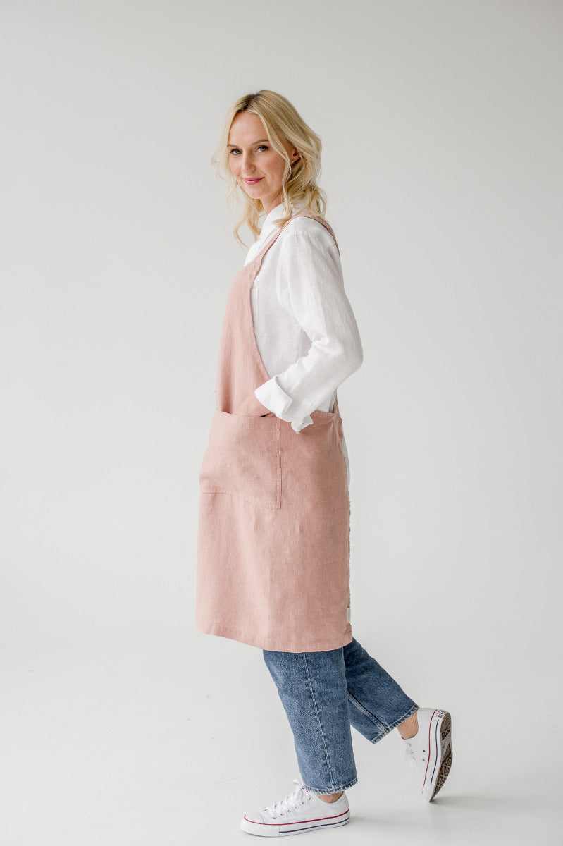 Frau trägt Rosa Leinen Küchenschürze mit Taschen, Seitenansicht