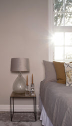 Die klaren Kristallhalter in einem Schlafzimmer auf dem Bestelltisch mit Braunen Stabkerzen und einer Lampe