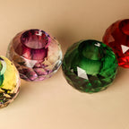 Viele verschiedene Kristallhalter in anderen Farbtönen