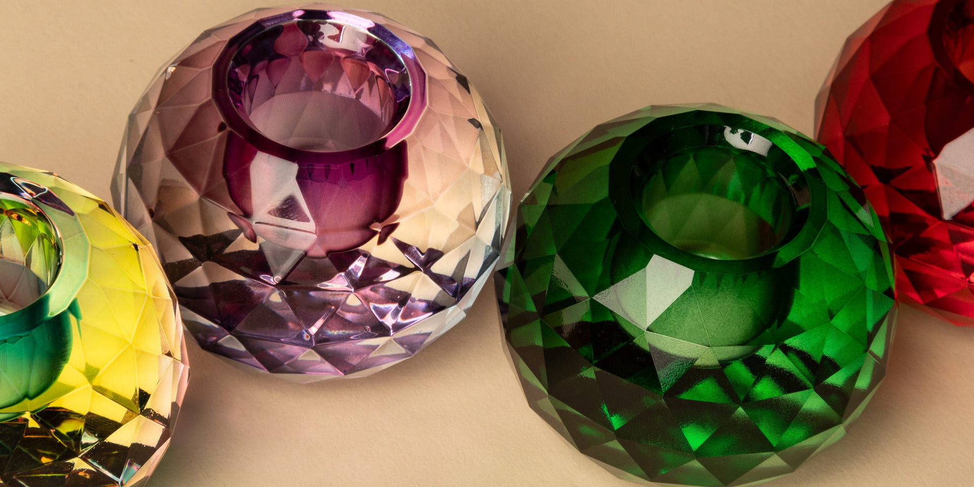 Viele verschiedene Kristallhalter in anderen Farbtönen