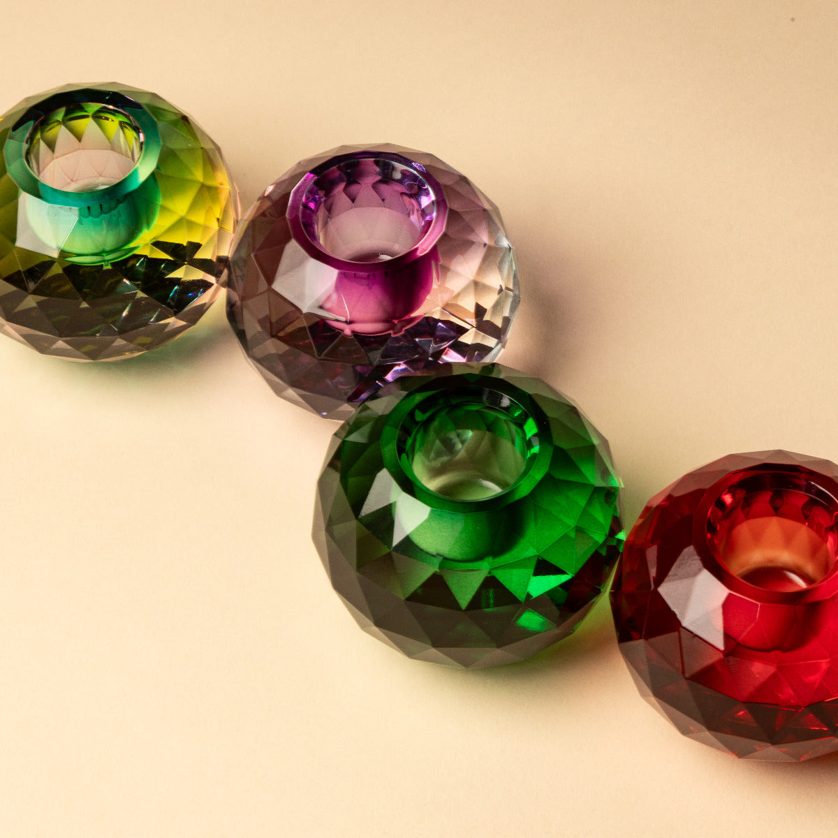 Viele Kristallhalter in verschiednen Farbtönen