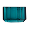 Ein kleiner Dioptrics Kerzenhalter aus Glas in Petrol Kristall-Optik, bestehend aus mehreren geometrischen Flächen. Der Kerzenhalter hat eine moderne, facettierte Optik, die das Licht reflektiert