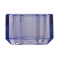 Ein kleiner Dioptrics Kerzenhalter aus Glas in Hellblau Kristall-Optik, bestehend aus mehreren geometrischen Flächen. Der Kerzenhalter hat eine moderne, facettierte Optik, die das Licht reflektiert