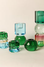 Viele verschiedene Kristallhalter in gleichen Farbtönen