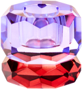 Ein kleiner Kerzenhalter aus Glas in Bordeaux und Lila Kristall-Optik, bestehend aus mehreren geometrischen Flächen. Der Kerzenhalter hat eine moderne, facettierte Optik, die das Licht reflektiert.
