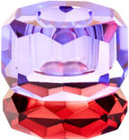Ein kleiner Kerzenhalter aus Glas in Bordeaux und Lila Kristall-Optik, bestehend aus mehreren geometrischen Flächen. Der Kerzenhalter hat eine moderne, facettierte Optik, die das Licht reflektiert.