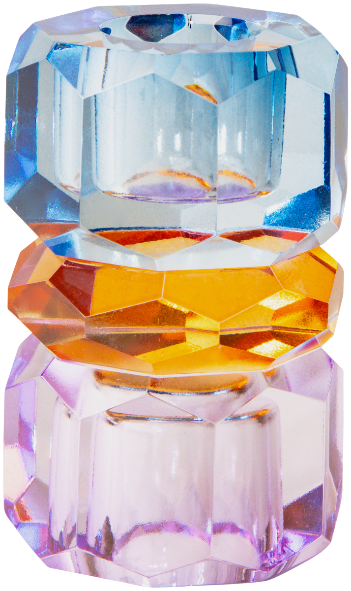 Ein hoher Kerzenhalter aus Glas in Violett, Kobalt und Bernstein Kristall-Optik, bestehend aus mehreren geometrischen Flächen. Der Kerzenhalter hat eine moderne, facettierte Optik, die das Licht reflektiert.