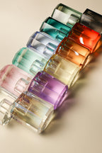 Verschiedene Kerzenhalter der selben Form in anderen Farben gereiht