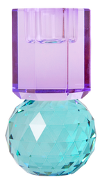 Ein hoher Dioptrics Kerzenhalter aus Glas in Violett und Petrol Kristall-Optik, bestehend aus mehreren geometrischen Flächen. Der Kerzenhalter hat eine moderne, facettierte Optik, die das Licht reflektiert