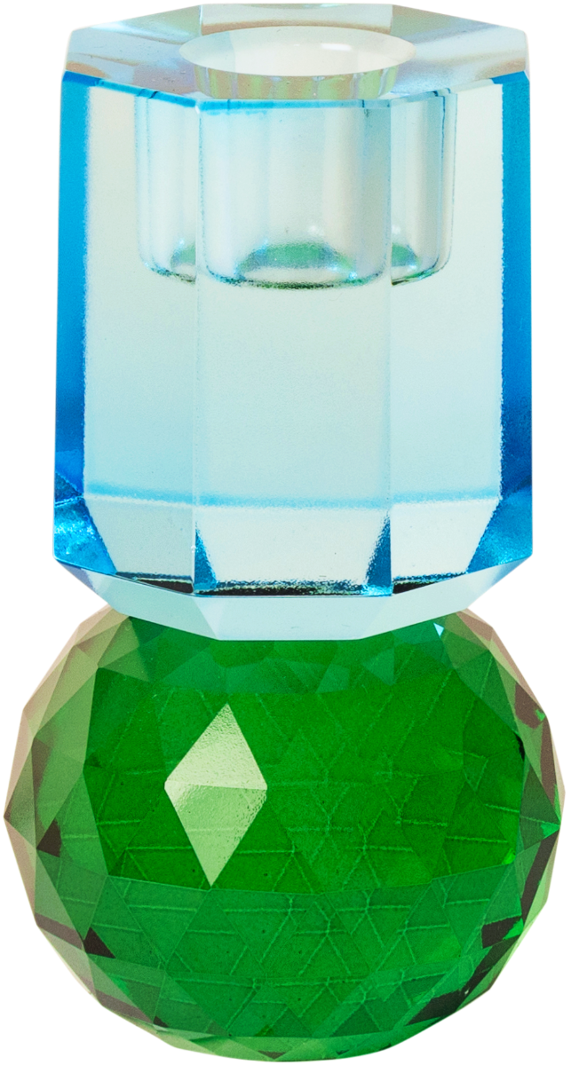Ein hoher Kerzenhalter aus Glas in Dunkelgrün und Kobalt Kristall-Optik, bestehend aus mehreren geometrischen Flächen. Der Kerzenhalter hat eine moderne, facettierte Optik, die das Licht reflektiert