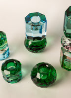 Verschiedene Kristallhalter in ähnlichen grünen Farbtönen