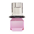 Ein hoher Dioptrics Kerzenhalter aus Glas in Pink, Grau und Klar Kristall-Optik, bestehend aus mehreren geometrischen Flächen. Der Kerzenhalter hat eine moderne, facettierte Optik, die das Licht reflektiert