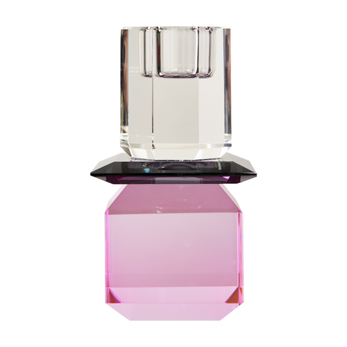 Ein hoher Dioptrics Kerzenhalter aus Glas in Pink, Grau und Klar Kristall-Optik, bestehend aus mehreren geometrischen Flächen. Der Kerzenhalter hat eine moderne, facettierte Optik, die das Licht reflektiert