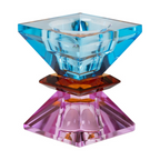 Ein hoher wendbarer Kerzenhalter aus Glas in Violett, Kobolt und Bernstein Kristall-Optik, bestehend aus mehreren geometrischen Flächen. Der Kerzenhalter hat eine moderne, facettierte Optik, die das Licht reflektiert, umgedreht