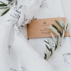 weißes Leinen Geschirrtuch mit Rehkitz Muster, eingepackt