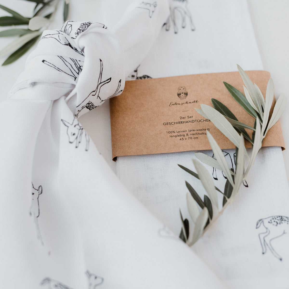 weißes Leinen Geschirrtuch mit Rehkitz Muster, eingepackt