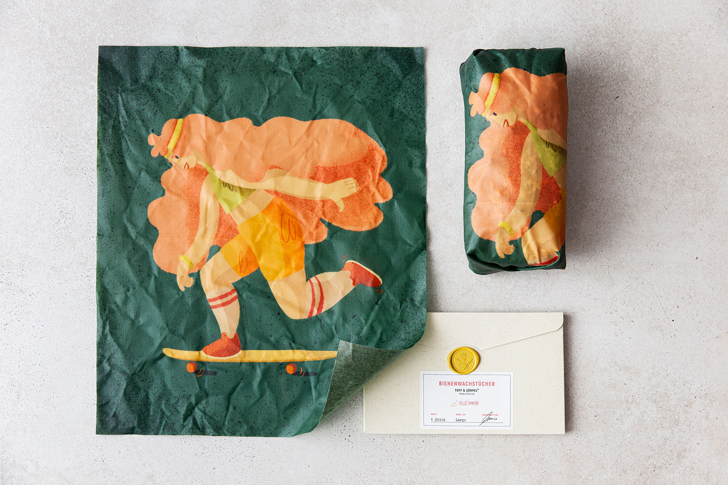 Bienenwachstuch "Hello Danane" mit einem Motiv auf dem ein Rothaariges Mädchen auf einem Skateboard fährt