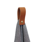 Handtuchhalter aus Braunem echten Leder mit Magnetverschluss zum festhalten des Handtuchs