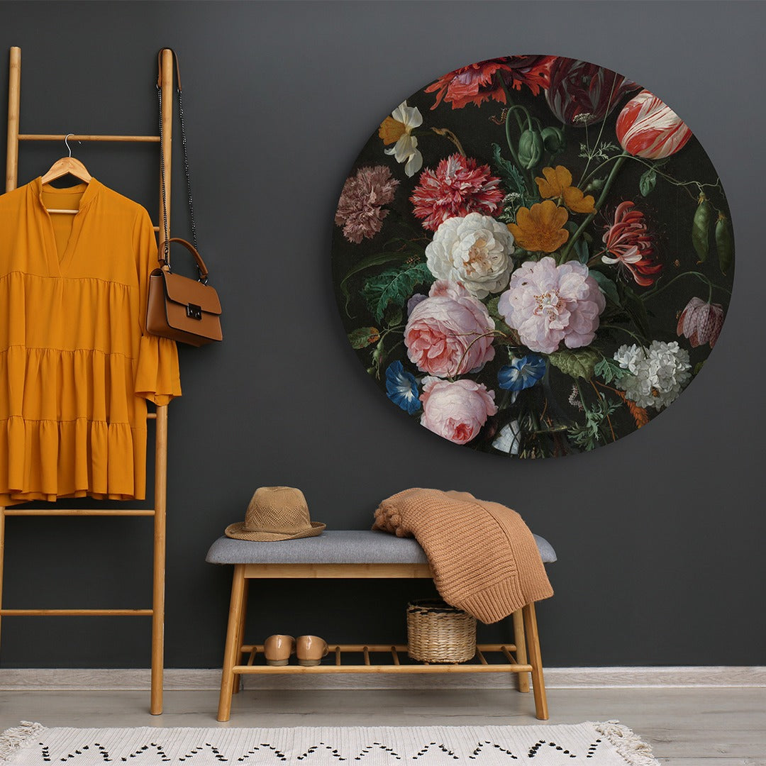 Wanddekoration Wandkreis mit Blumen Motiv mit einem Durchmesser von 100cm hängt in einem Wohnzimmer an der Wand