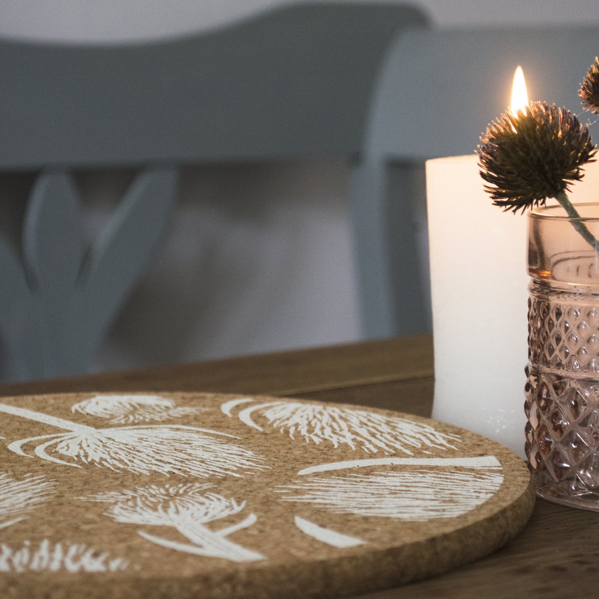 Das Kork-Tischset mit Distel Muster auf einem Tisch