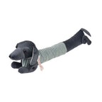 Ein Türstopper Zugluftstopper als längliche Graue Dackel Form mit einem Grünweiß gestreiften Pulli