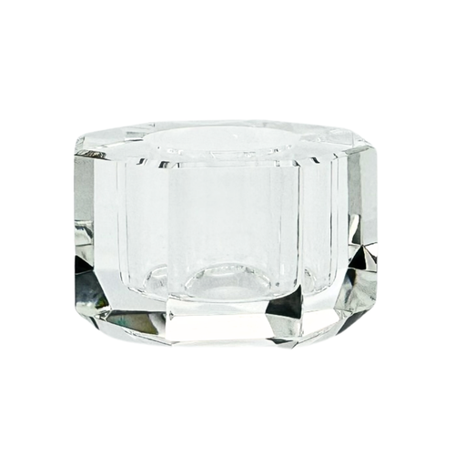 Ein kleiner Dioptrics Kerzenhalter aus Glas in Klarer Kristall-Optik, bestehend aus mehreren geometrischen Flächen. Der Kerzenhalter hat eine moderne, facettierte Optik, die das Licht reflektiert