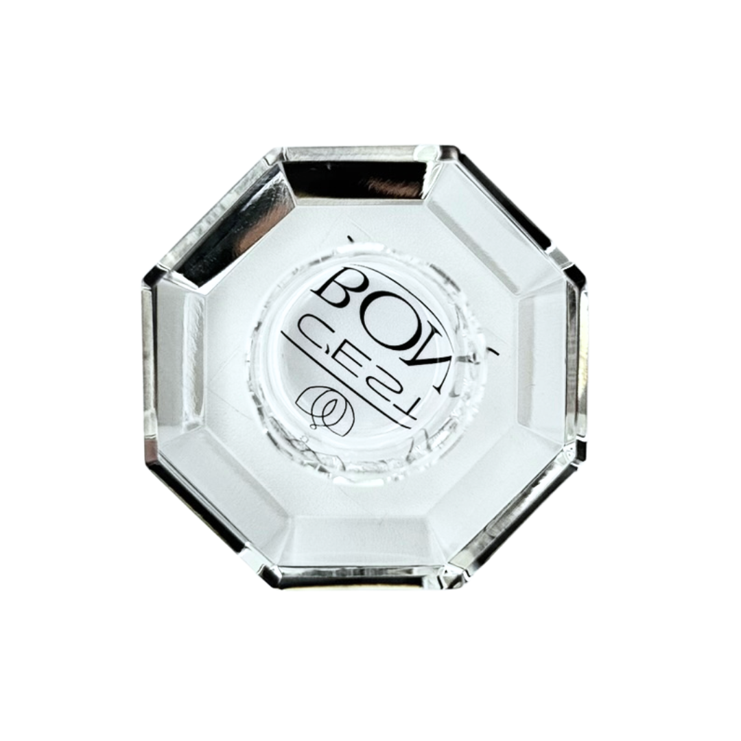 Ein kleiner Dioptrics Kerzenhalter aus Glas in Klarer Kristall-Optik, bestehend aus mehreren geometrischen Flächen. Der Kerzenhalter hat eine moderne, facettierte Optik, die das Licht reflektiert