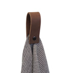 Handtuchhalter aus Dunklem echten Leder mit Magetverschluss hält ein Handtuch